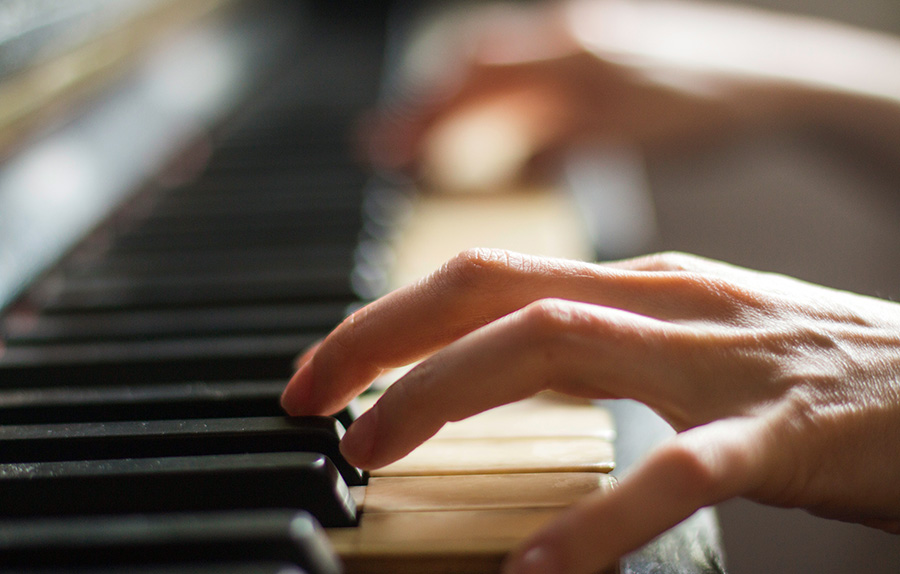 Robert Gasidlo | hands on piano keys